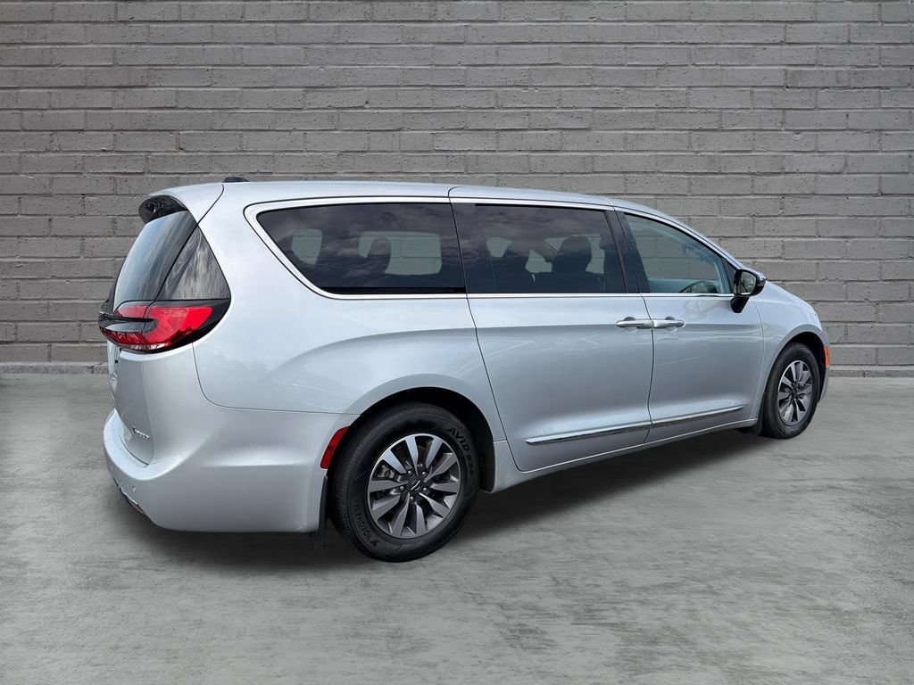 Used 2023 Chrysler Pacifica Limited FWD image 5