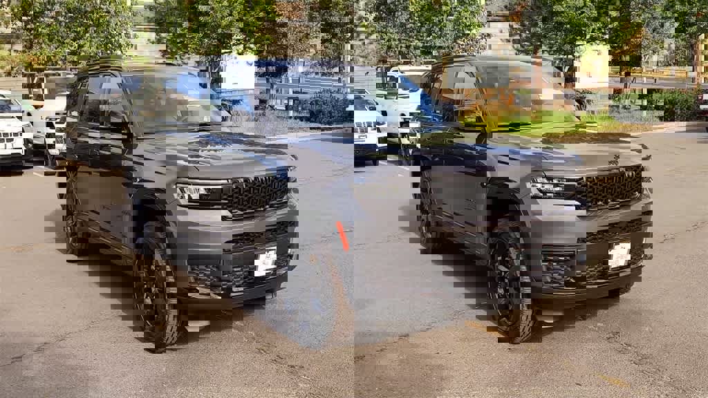 New 2025 Jeep Grand Cherokee L Laredo image 3