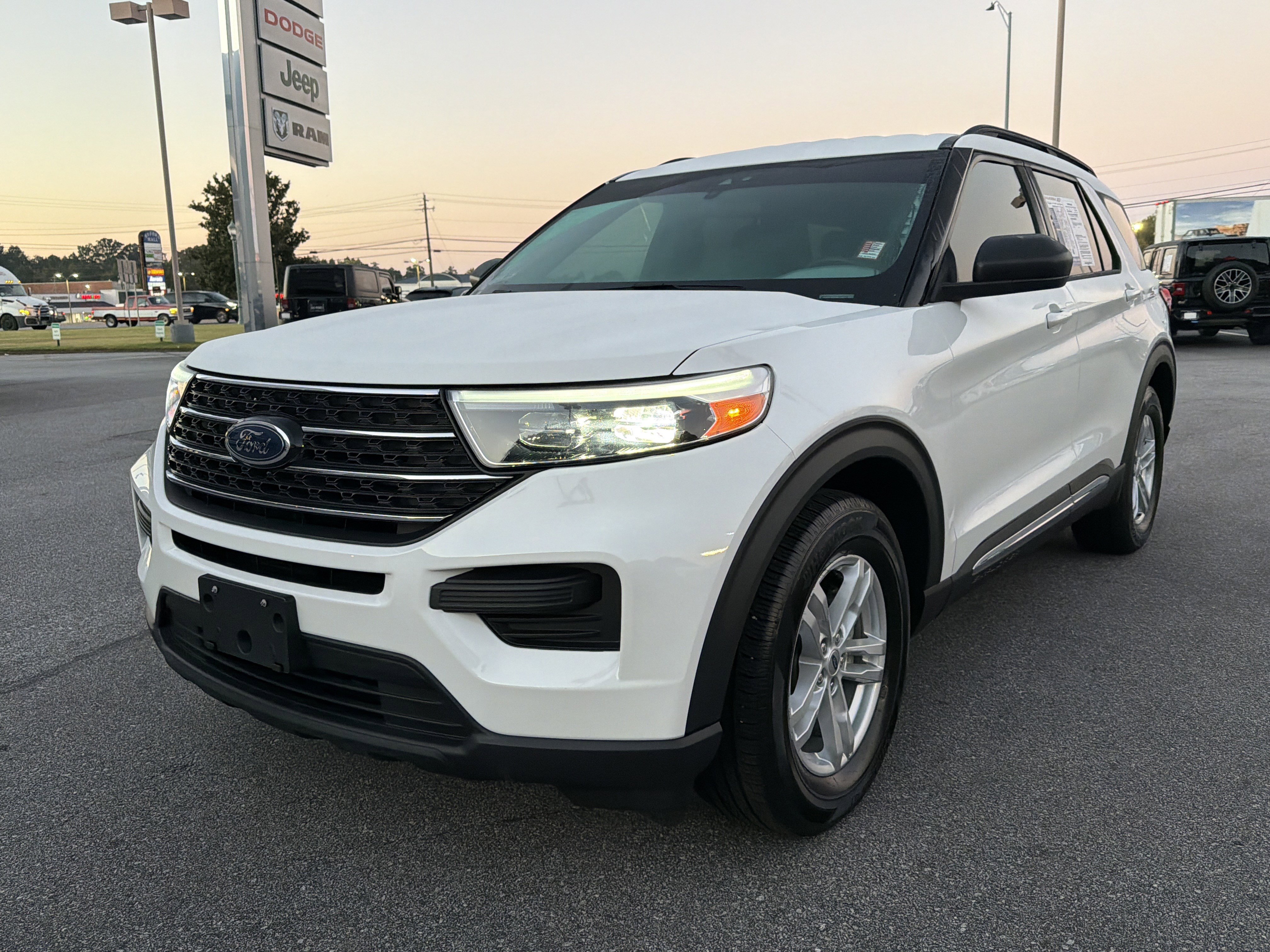 Used 2022 Ford Explorer XLT image 2