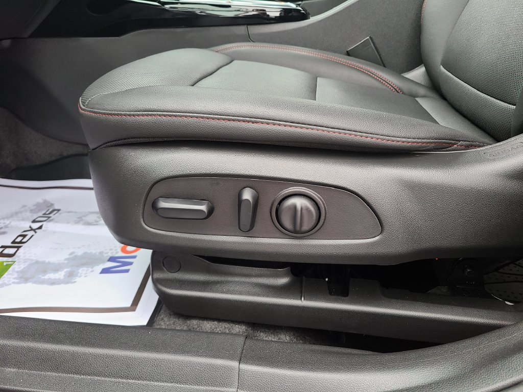 Used 2026 Chevrolet Trax RS w/ Sunroof Package FWD image 22