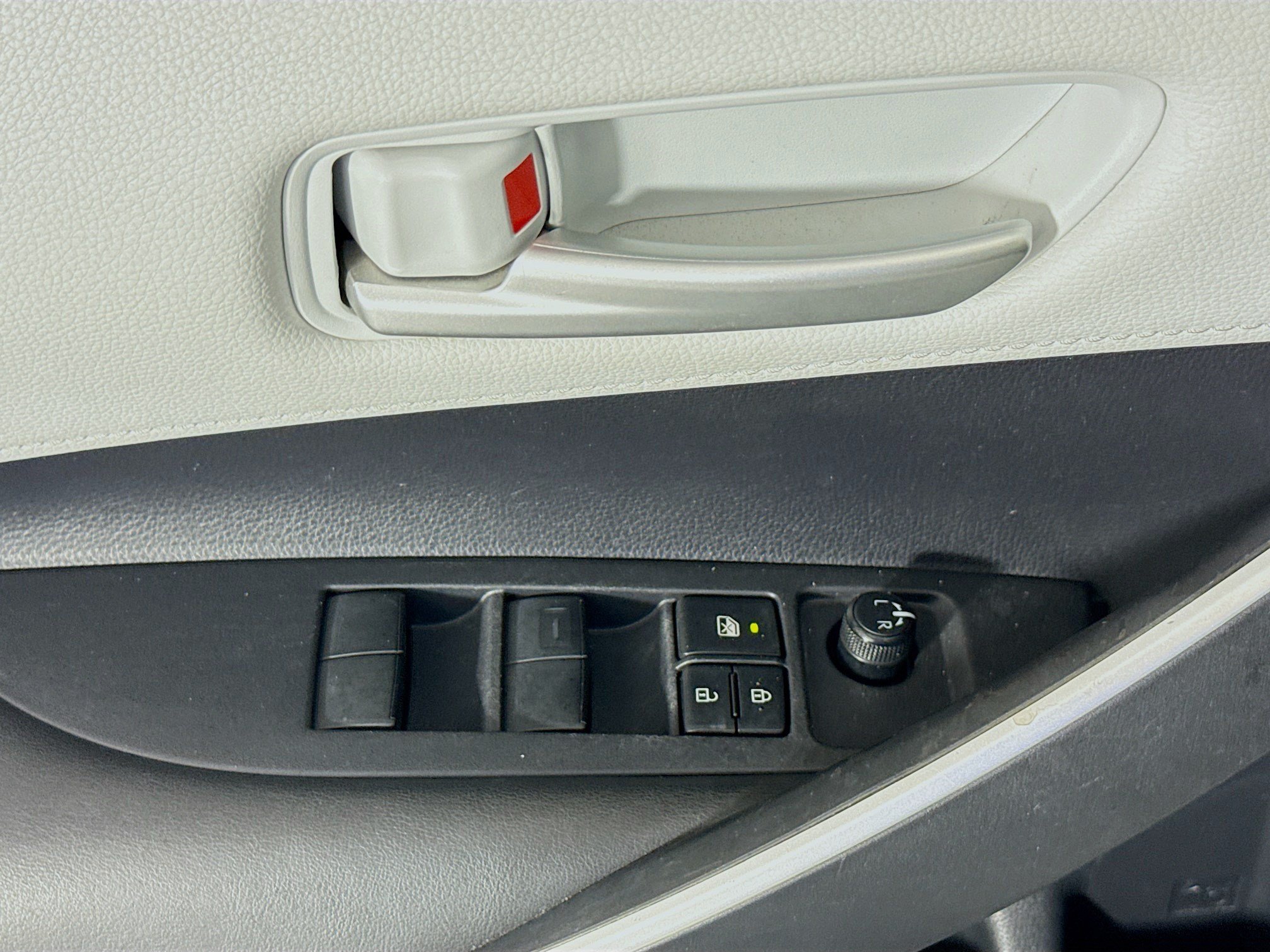 Used 2020 Toyota Corolla SE FWD image 23