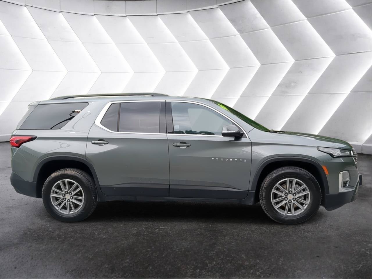 Used 2023 Chevrolet Traverse LT AWD/4WD image 2