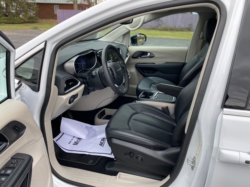 Used 2024 Chrysler Pacifica Touring-L image 22