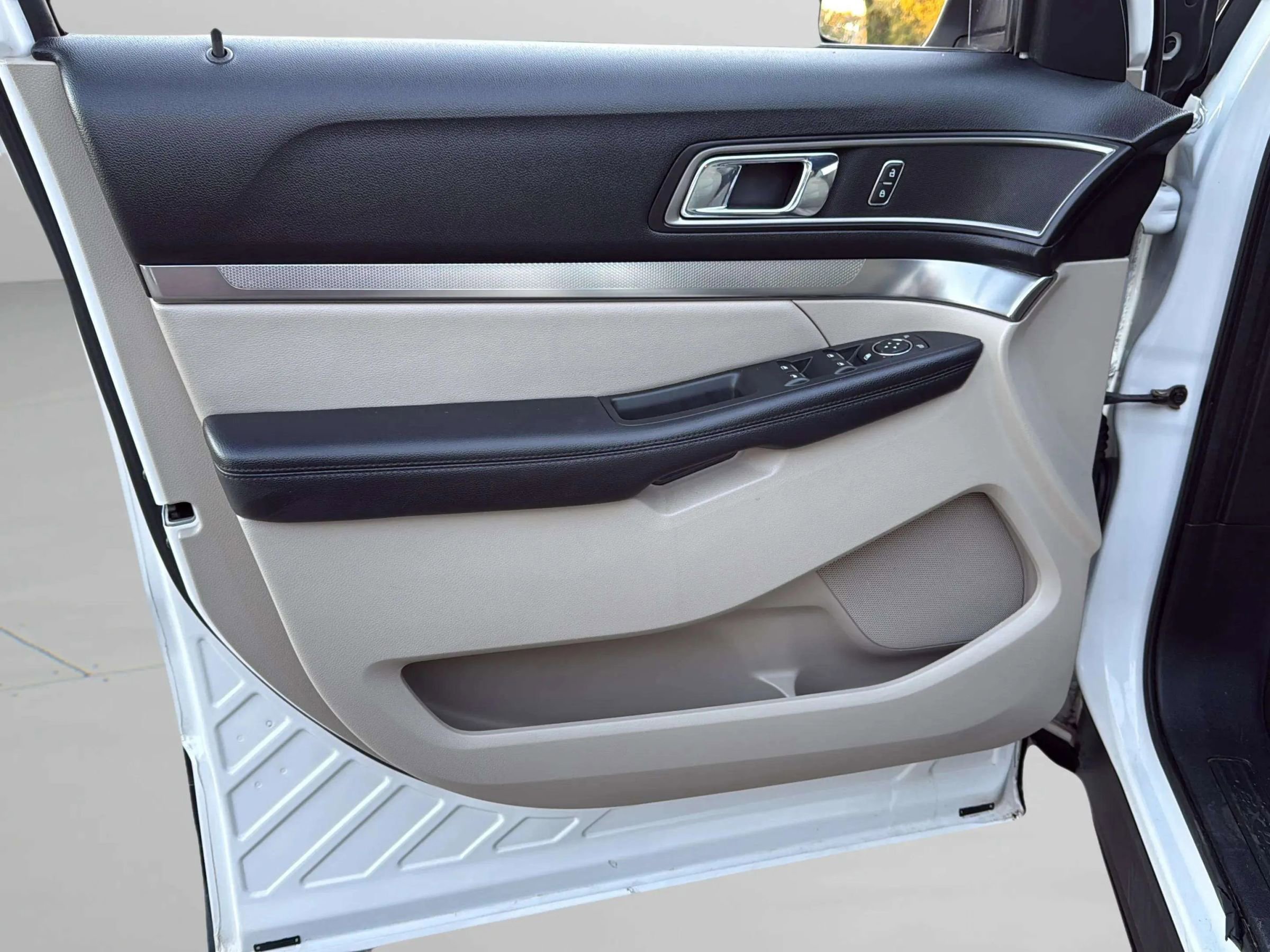 Used 2018 Ford Explorer XLT w/ Equipment Group 202A image 24