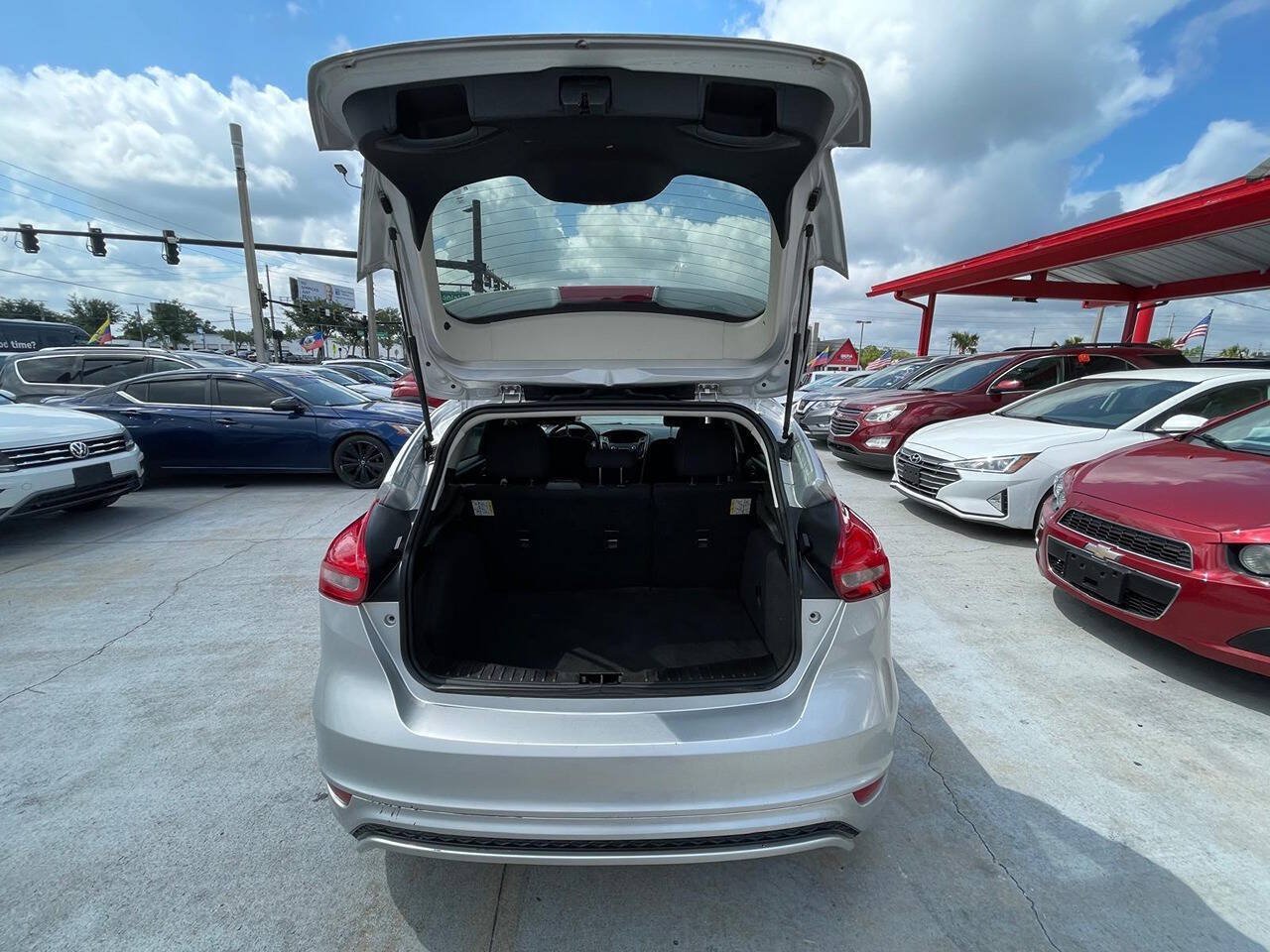 Used 2016 Ford Focus SE w/ SE Sport Package FWD image 7