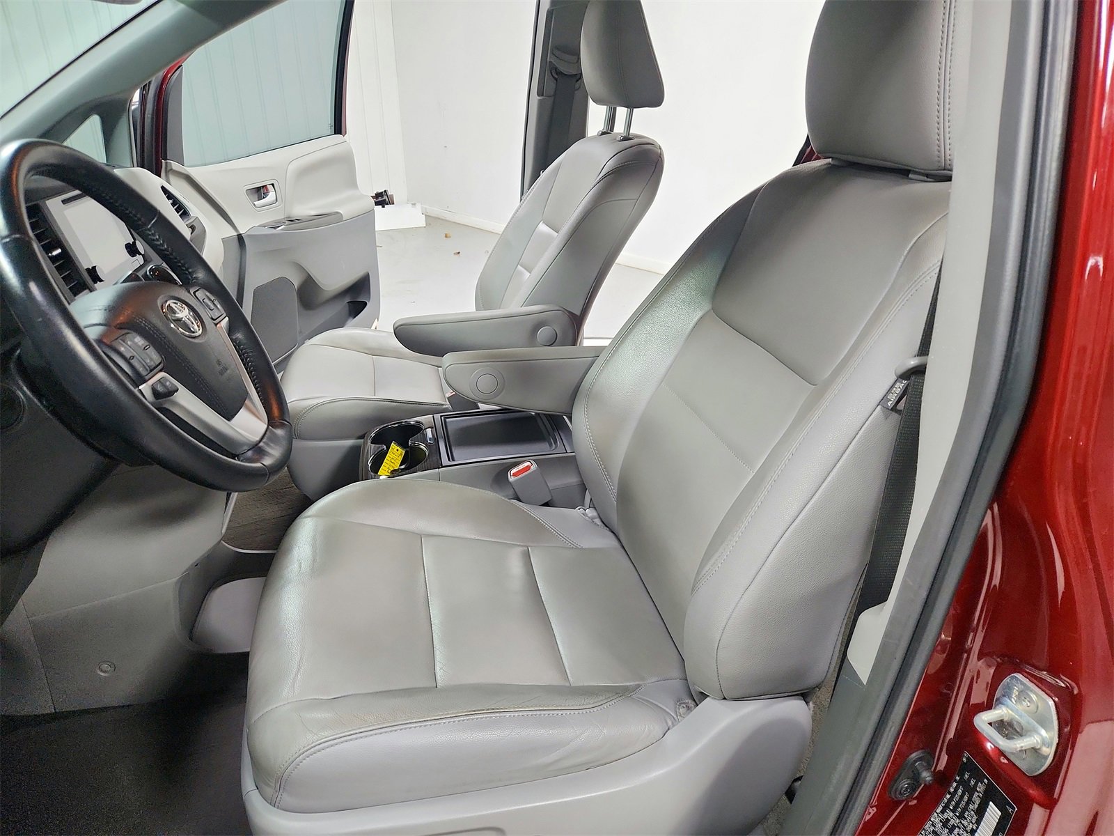 Used 2015 Toyota Sienna XLE Premium image 19