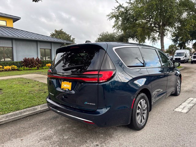 Used 2023 Chrysler Pacifica Touring-L FWD image 7