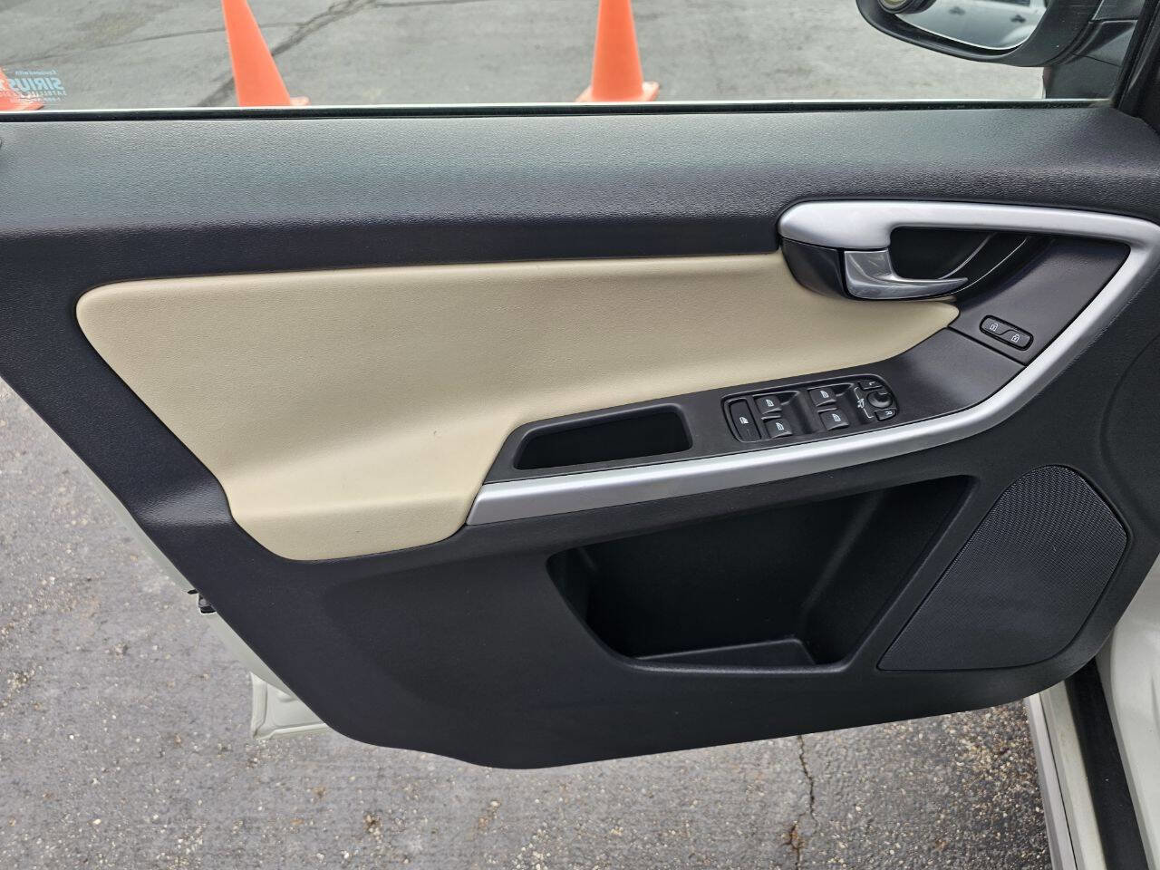 Used 2012 Volvo XC60 T6 R-Design image 12