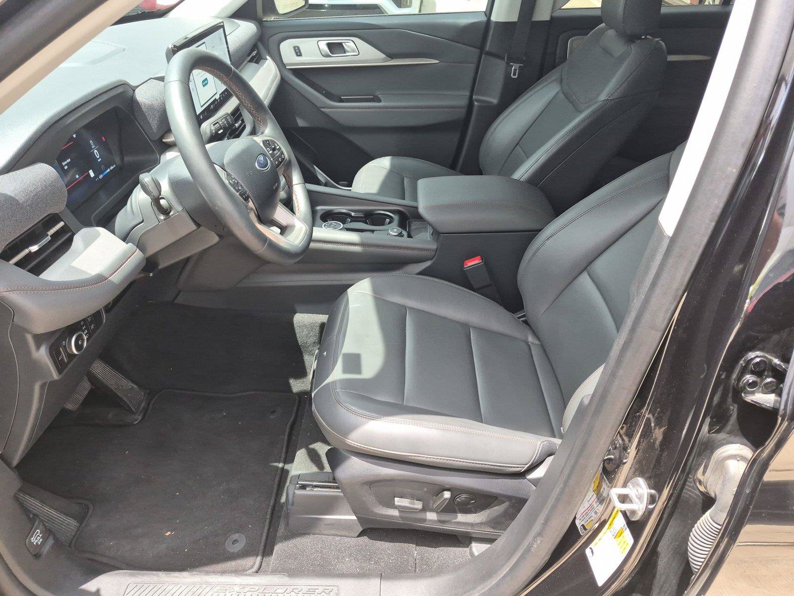Used 2025 Ford Explorer Active w/ Active Comfort Package RWD image 20