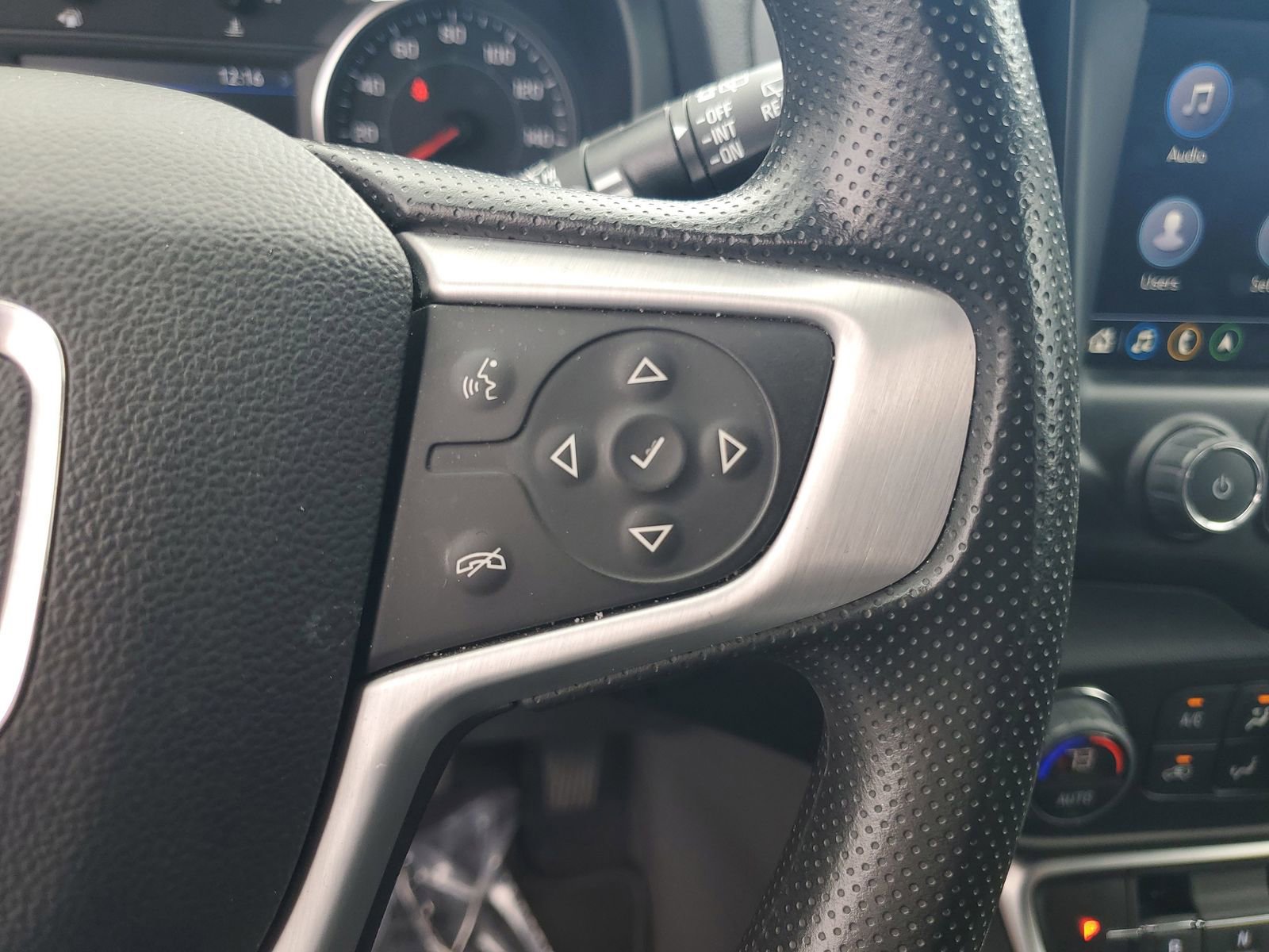 Used 2024 GMC Terrain SLE w/ Driver Convenience Package image 12