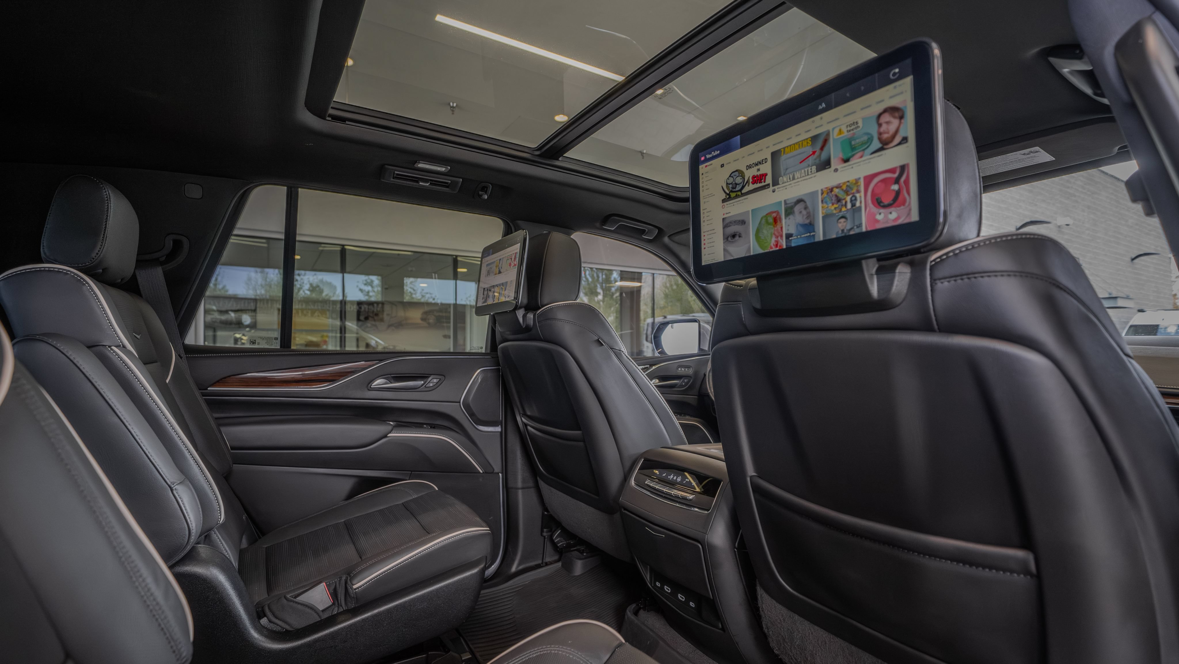 Used 2023 Cadillac Escalade Premium Luxury AWD/4WD image 28