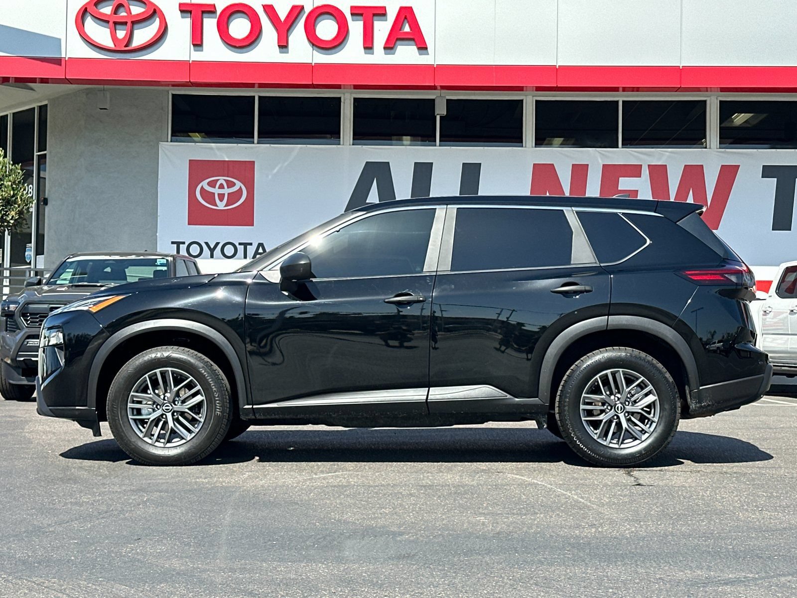 Used 2025 Nissan Rogue S FWD image 2