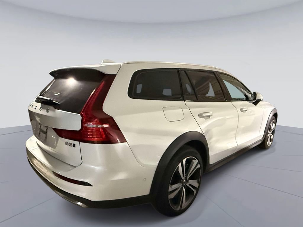 Used 2025 Volvo V60 B5 Cross Country Plus AWD/4WD image 4
