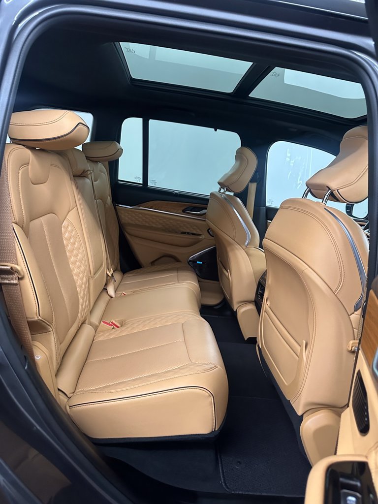 Used 2023 Jeep Grand Cherokee Summit AWD/4WD image 34