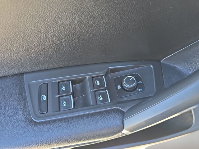 Used 2020 Volkswagen Tiguan SE image 20