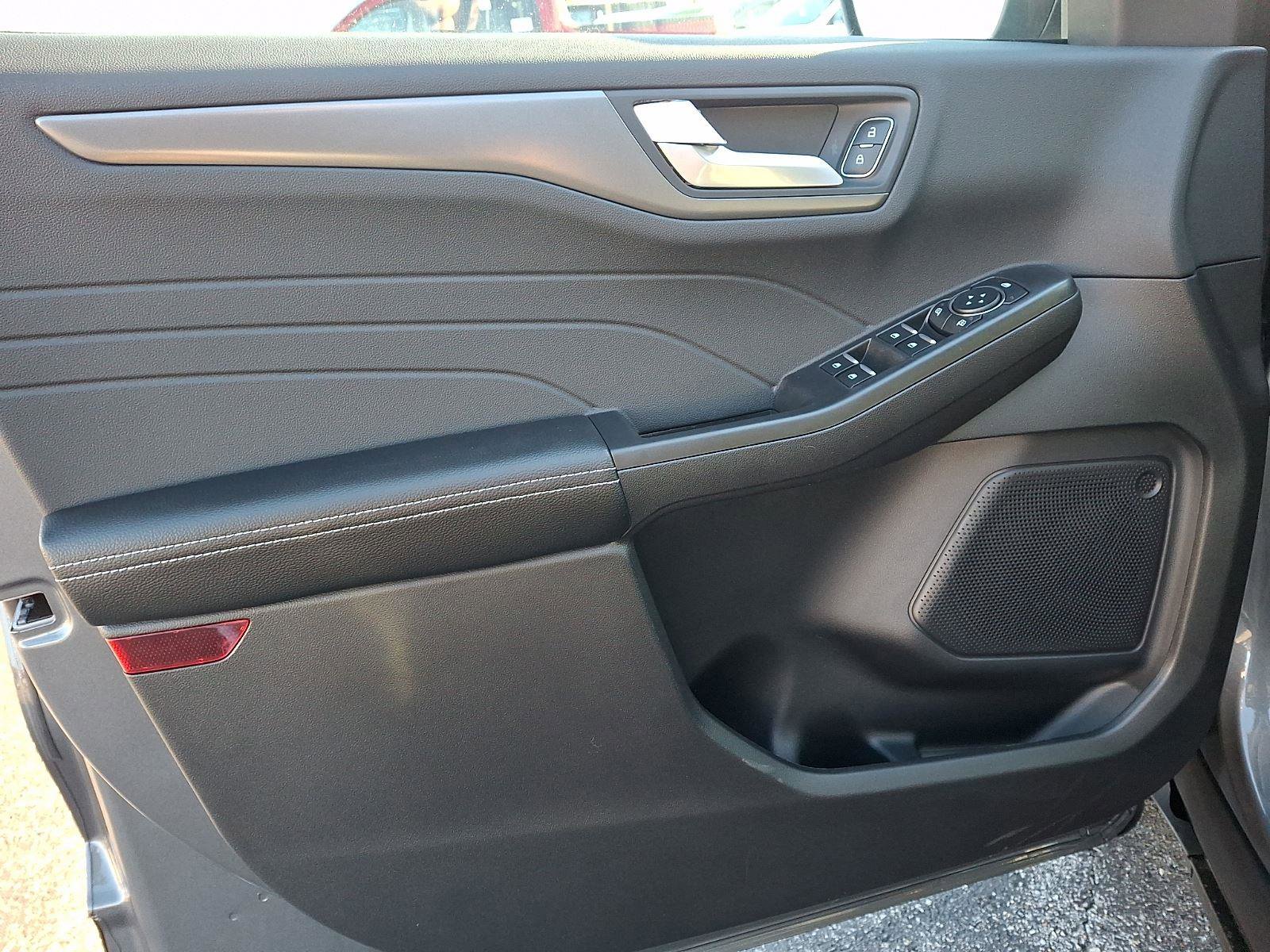 New 2026 Ford Escape SE FWD image 9