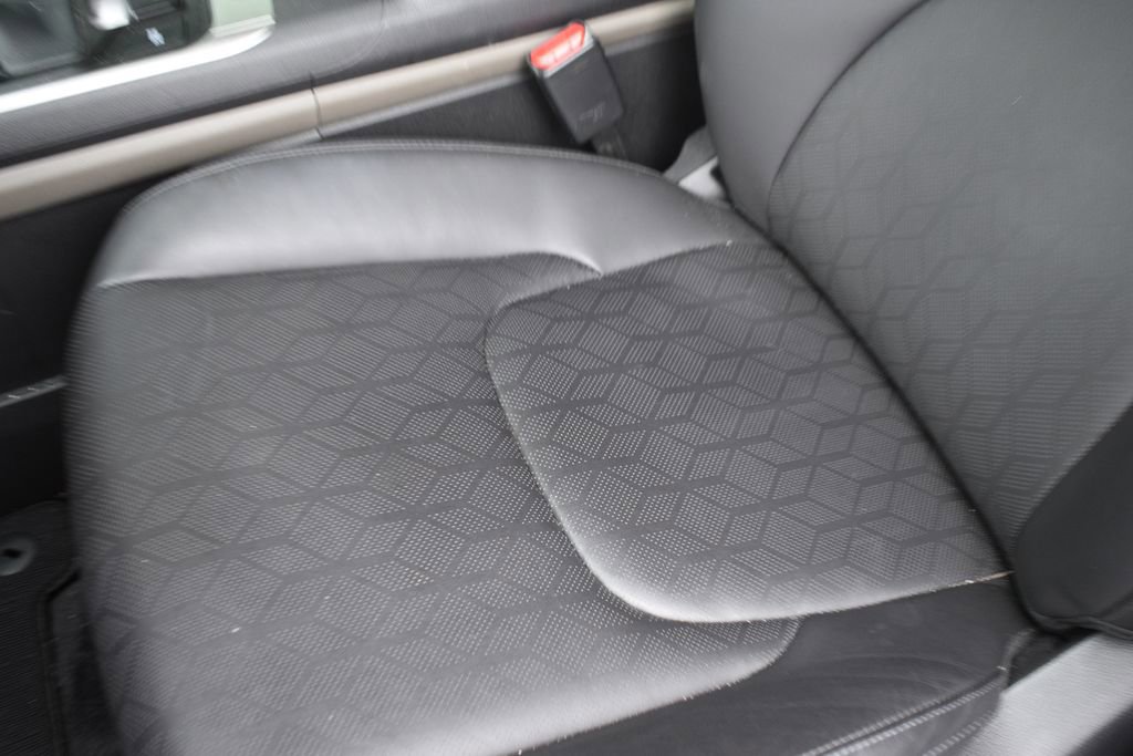 Used 2025 Kia Carnival FWD image 11