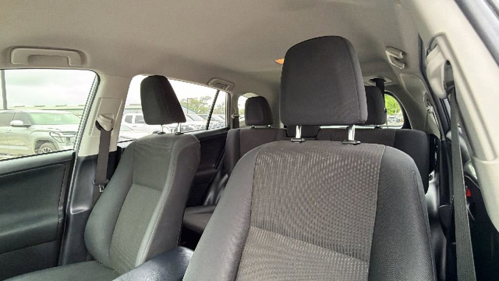 Used 2018 Toyota RAV4 LE image 21