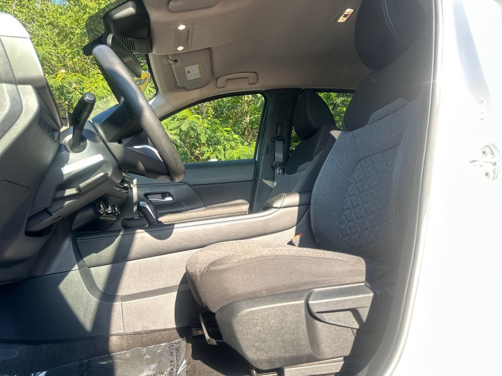 Used 2025 Nissan Kicks SV AWD/4WD image 16