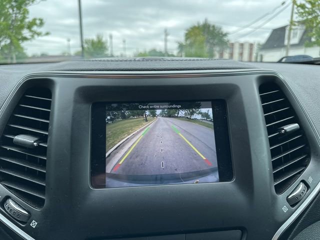 Used 2019 Jeep Cherokee Latitude w/ Cold Weather Group AWD/4WD image 37