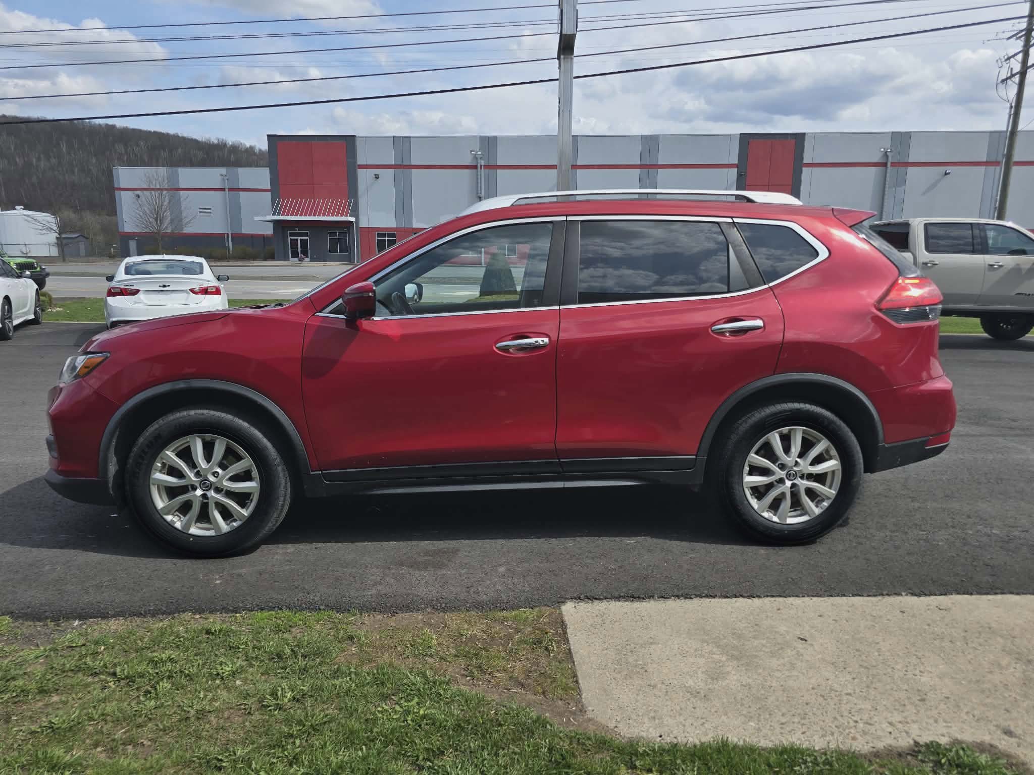 Used 2017 Nissan Rogue SV w/ Sun & Sound Touring Package image 6