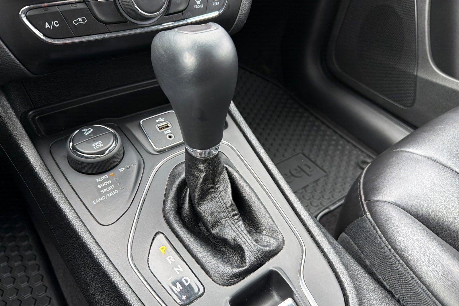 Used 2019 Jeep Cherokee Latitude Plus w/ Cold Weather Group AWD/4WD image 22