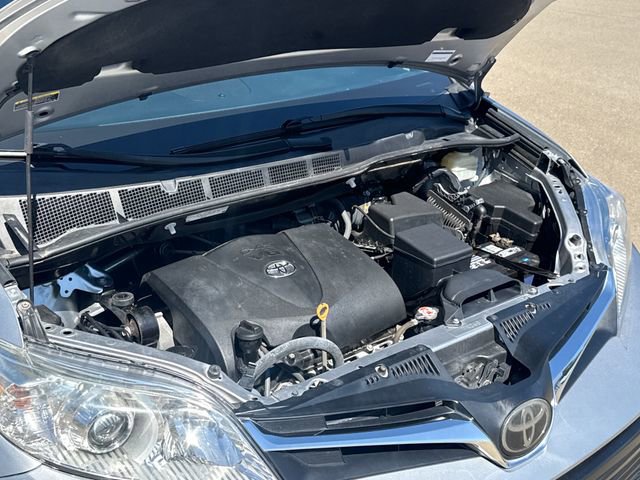 Used 2018 Toyota Sienna LE w/ Carpet Mat Package FWD image 21