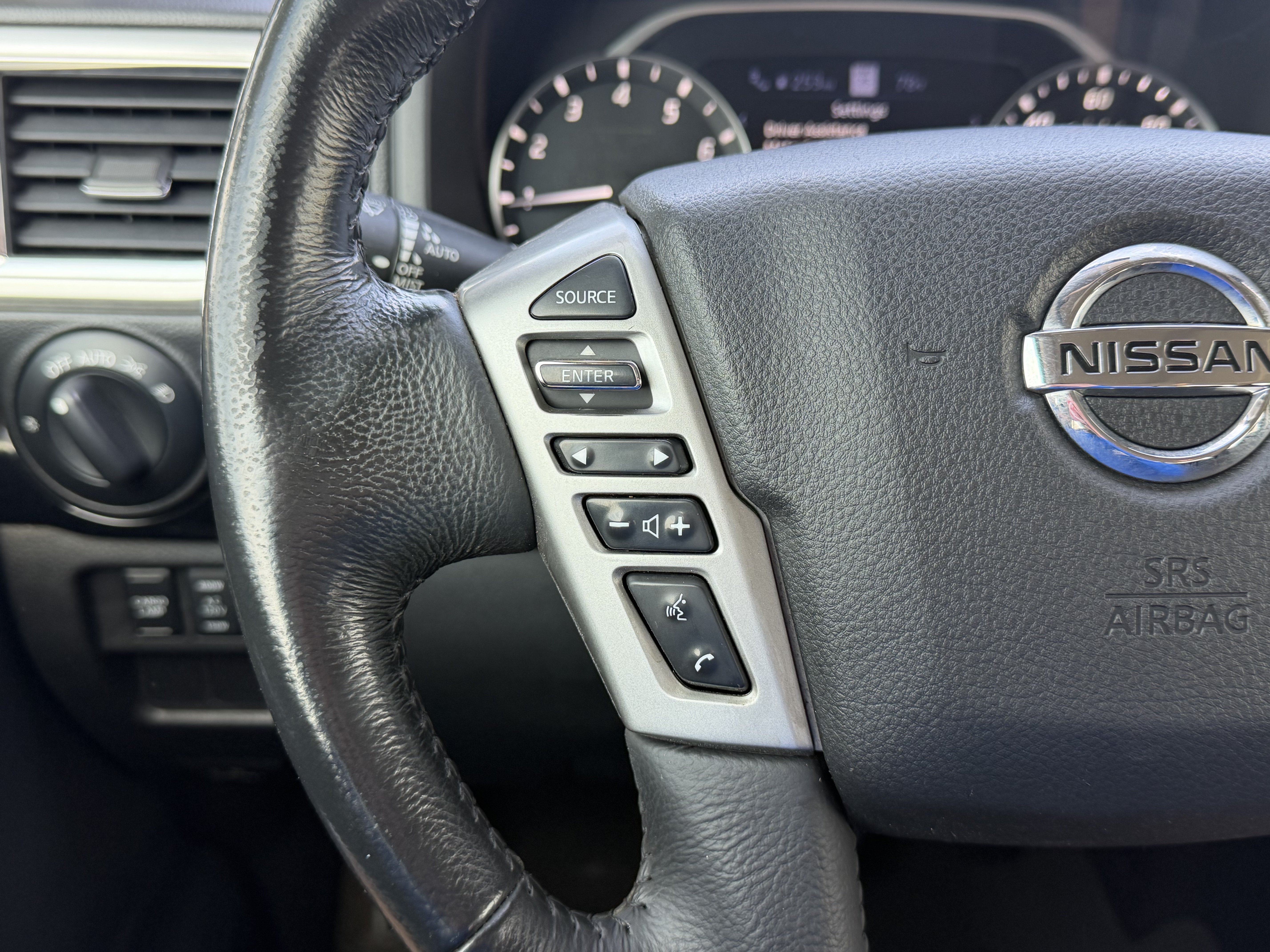 Used 2021 Nissan Titan SV w/ SV Convenience Package AWD/4WD image 16