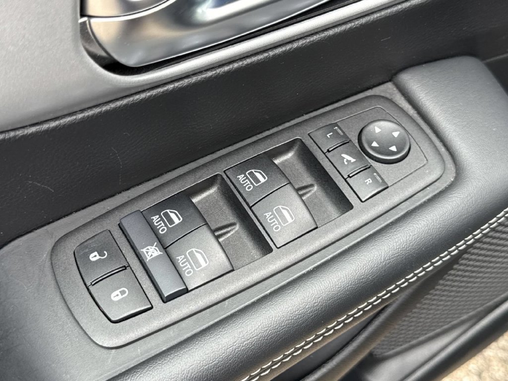Used 2025 Chrysler Pacifica Limited FWD image 16