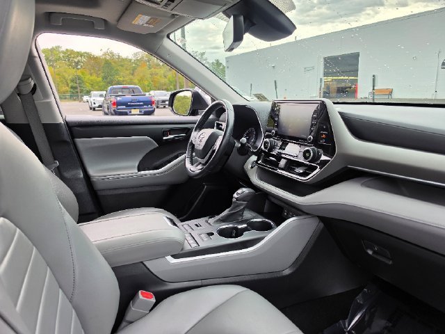 Used 2022 Toyota Highlander XLE AWD/4WD image 11