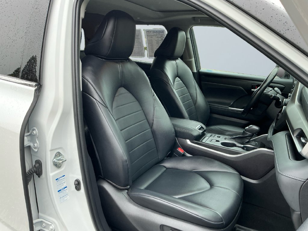 Used 2022 Toyota Highlander XLE AWD/4WD image 16