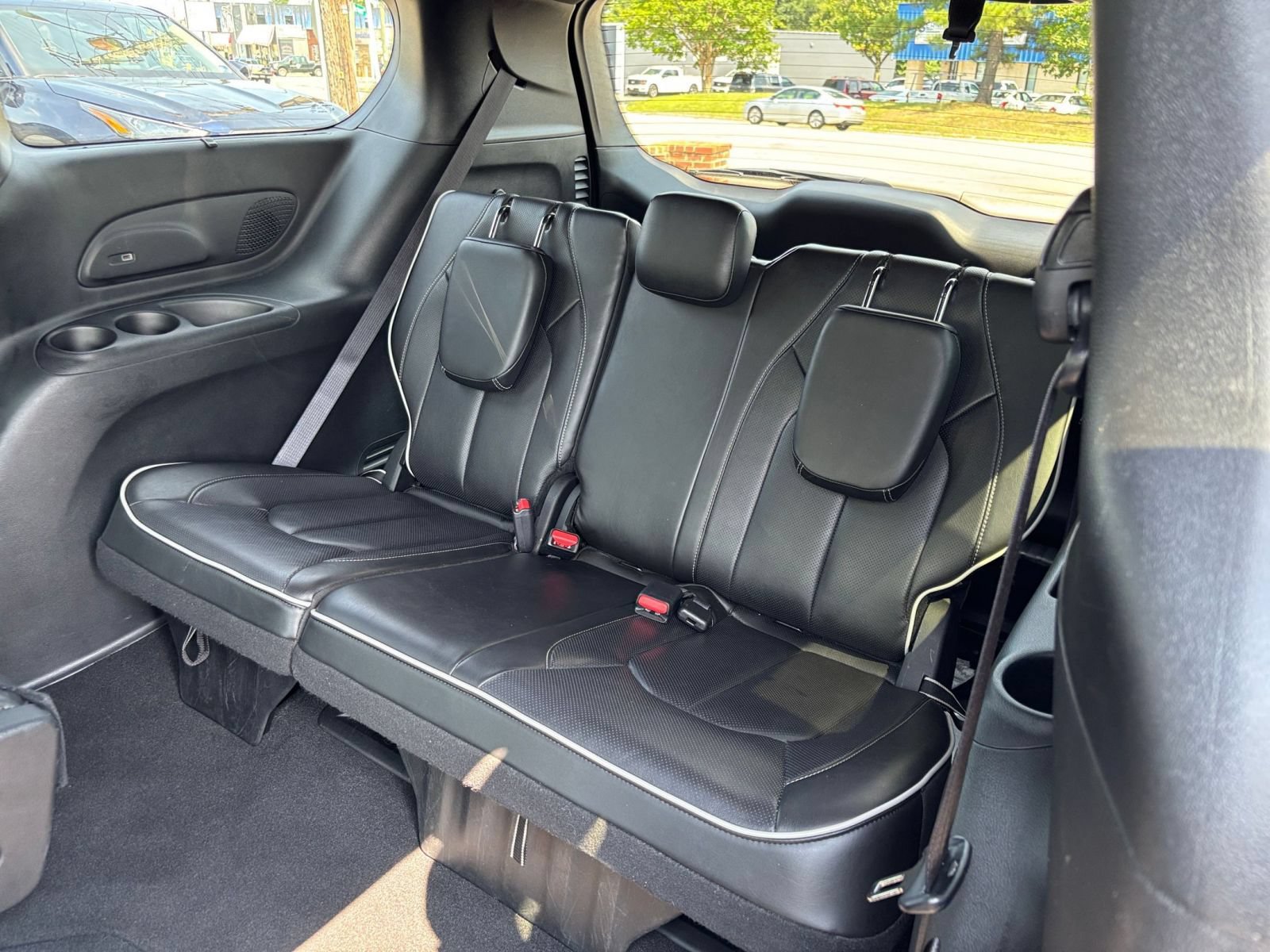 Used 2025 Chrysler Pacifica Limited FWD image 31