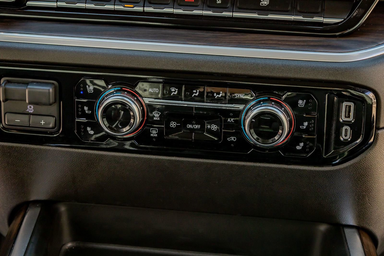 Used 2025 GMC Sierra 3500 SLT w/ Texas SLT Premium Package image 27