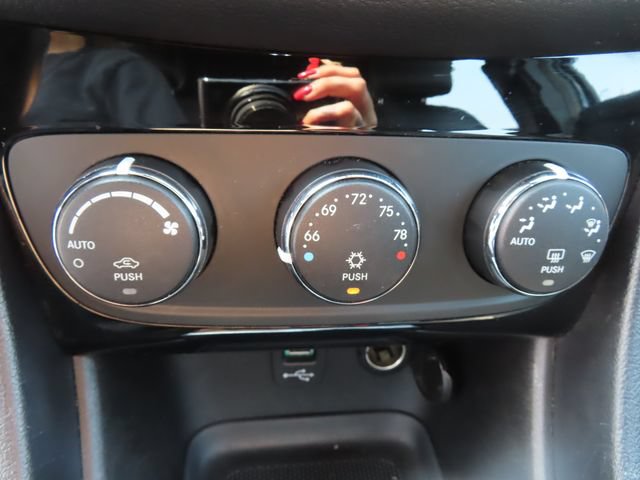 Used 2011 Chrysler 200 Limited FWD image 29