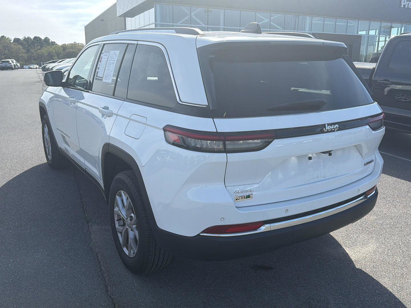 Used 2023 Jeep Grand Cherokee Limited image 3