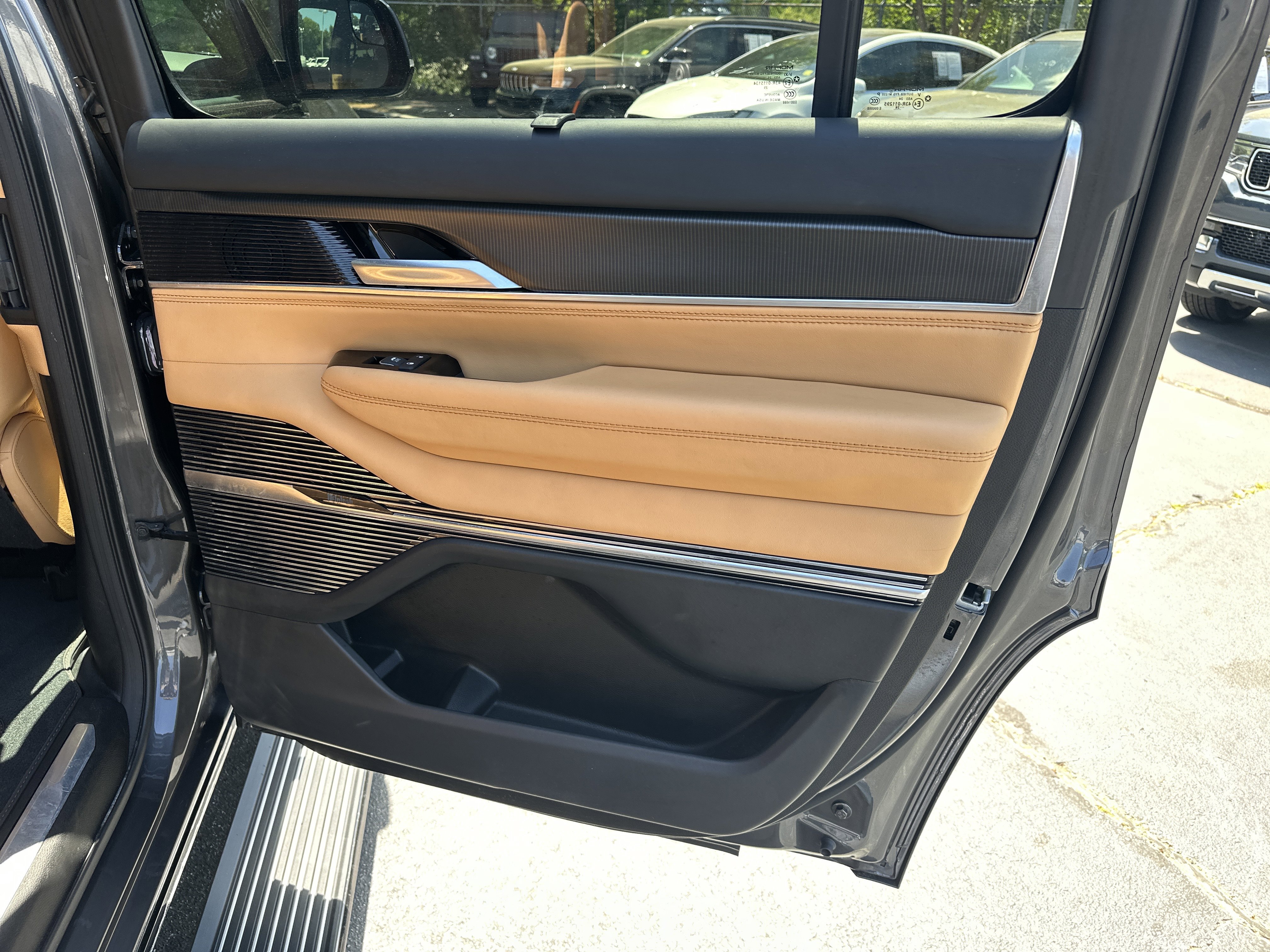 Used 2025 Jeep Grand Wagoneer Series III w/ Rear Seat Video Group 1 AWD/4WD image 19