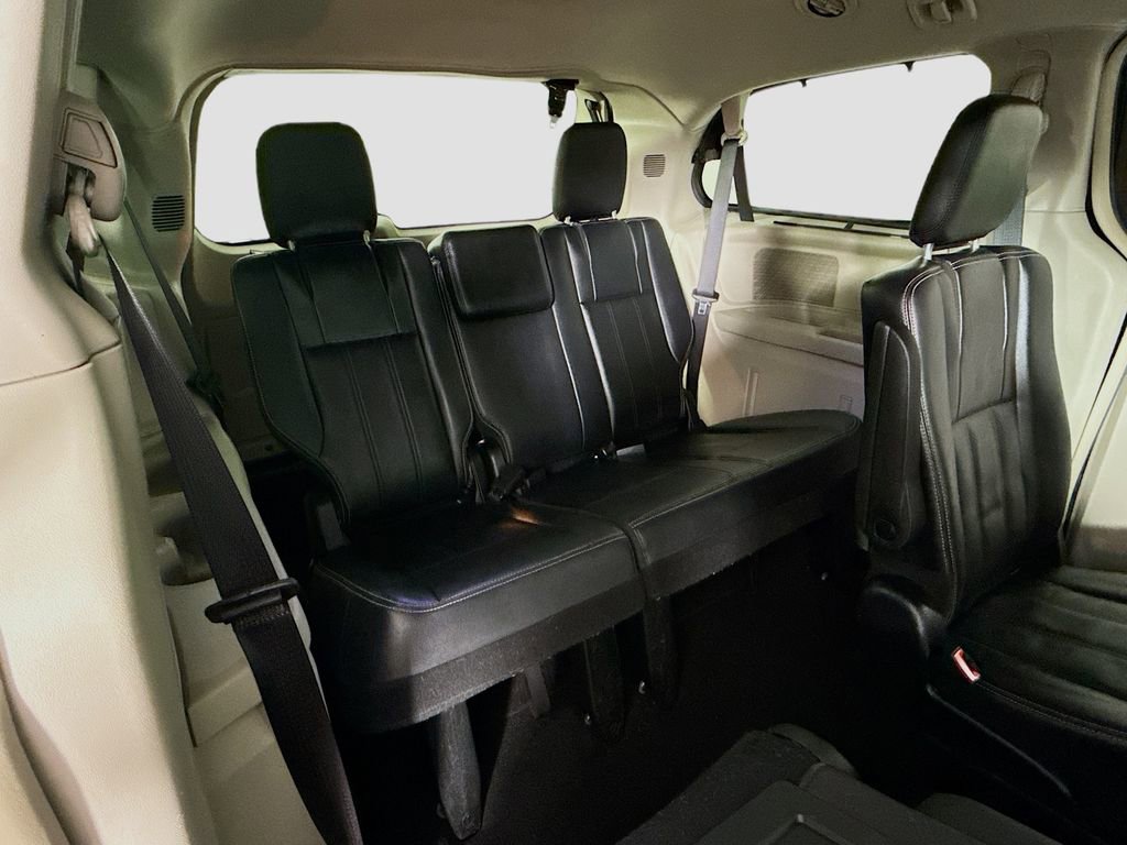 Used 2014 Chrysler Town & Country Touring-L w/ Driver Convenience Group FWD image 18