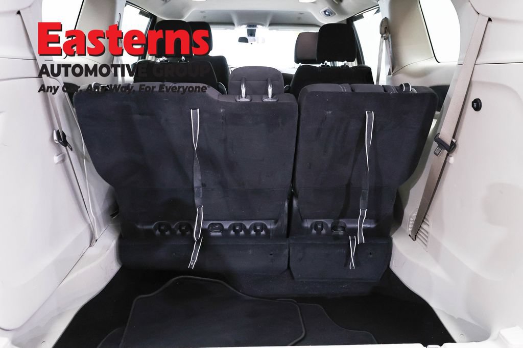 Used 2022 Chrysler Voyager LX FWD image 9