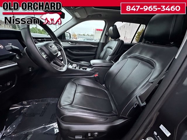 Used 2023 Jeep Grand Cherokee Limited w/ Luxury Tech Group II AWD/4WD image 14