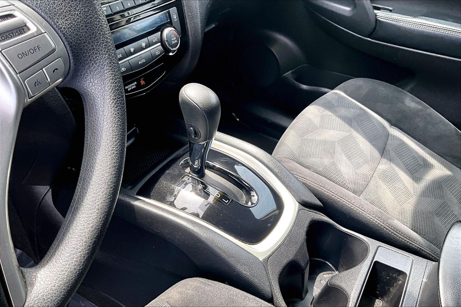 Used 2015 Nissan Rogue SV AWD/4WD image 16