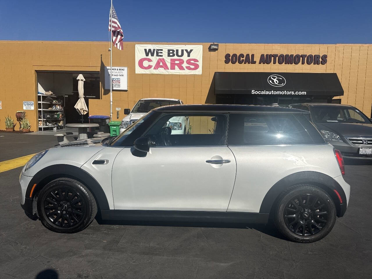 Used 2017 MINI Cooper 2-Door Hardtop image 2