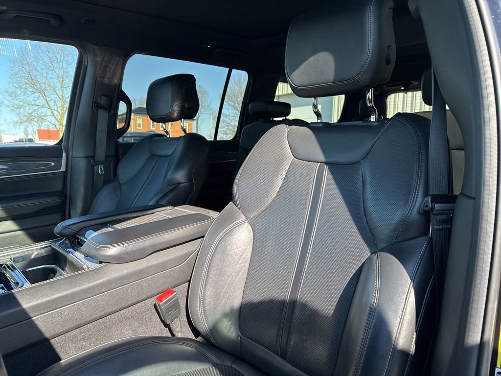 Used 2022 Jeep Wagoneer Series III w/ Premium Group I AWD/4WD image 27