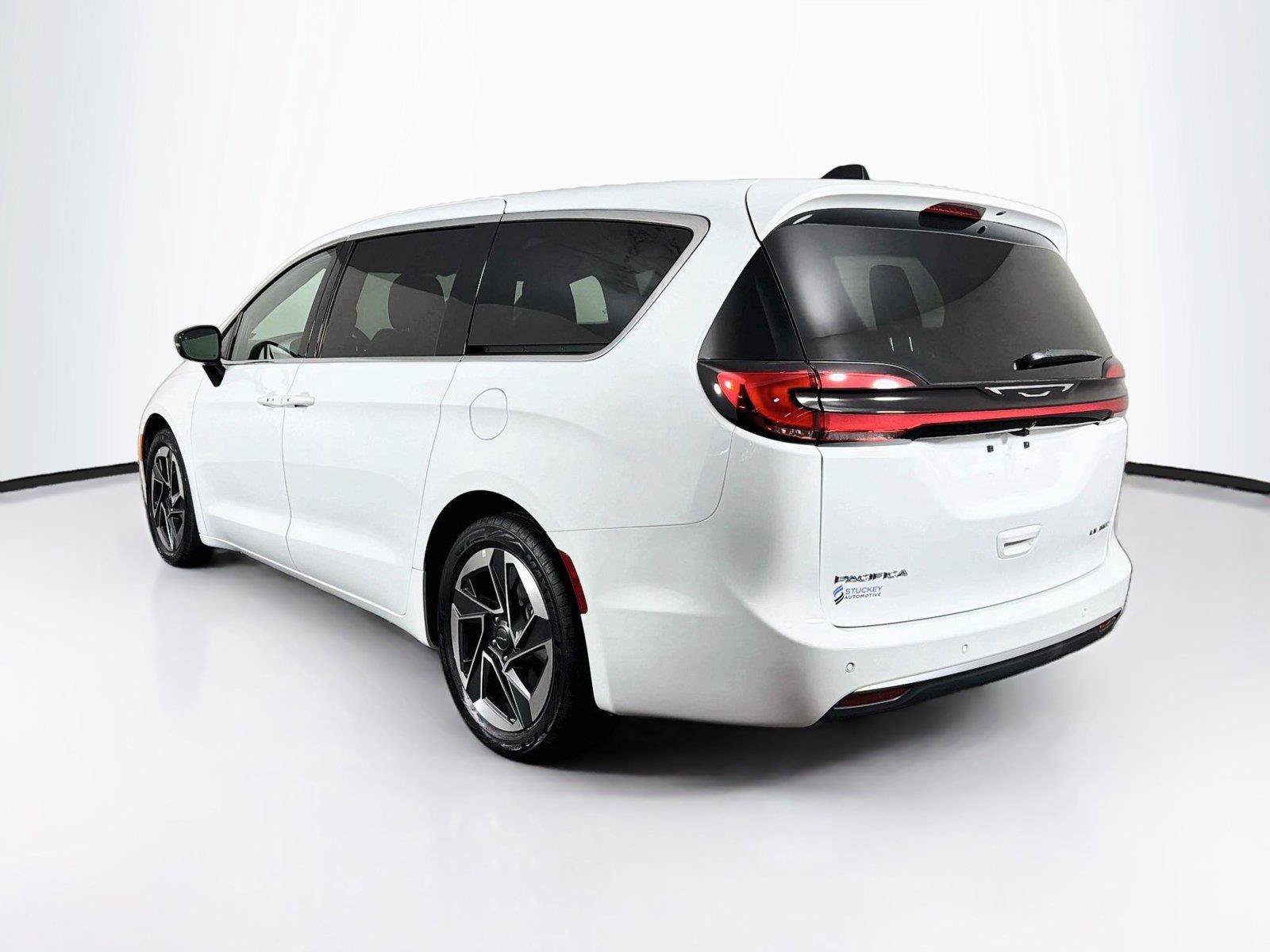 Used 2027 Chrysler Pacifica Limited FWD image 9