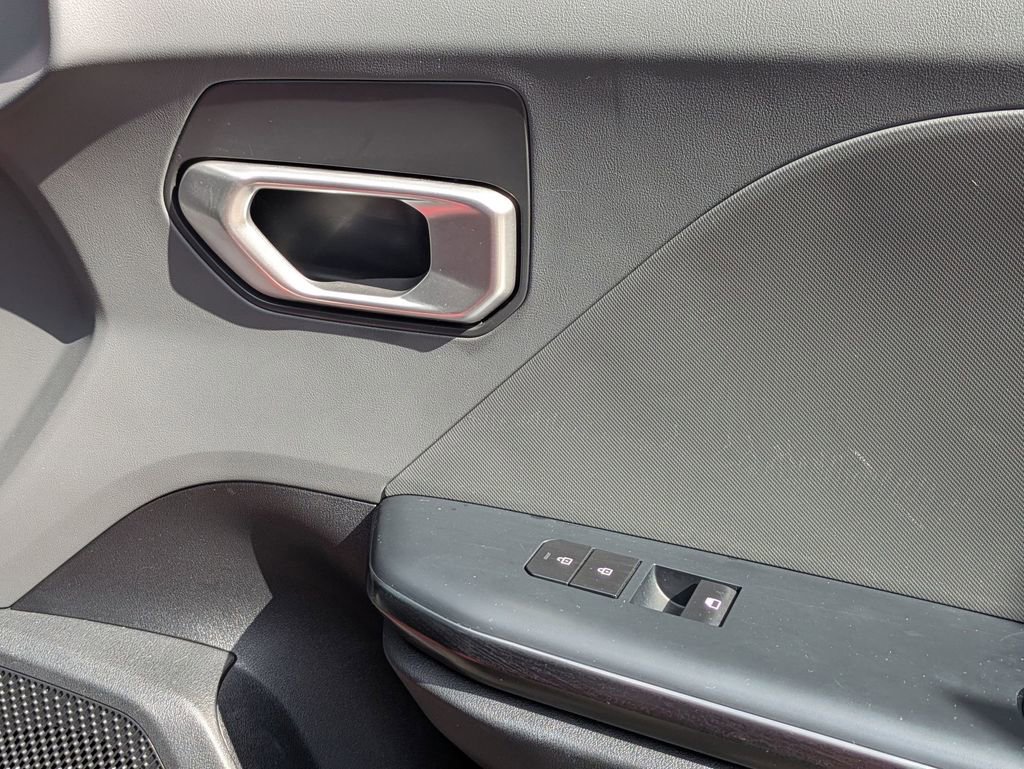 Used 2025 Kia K4 LXS image 33