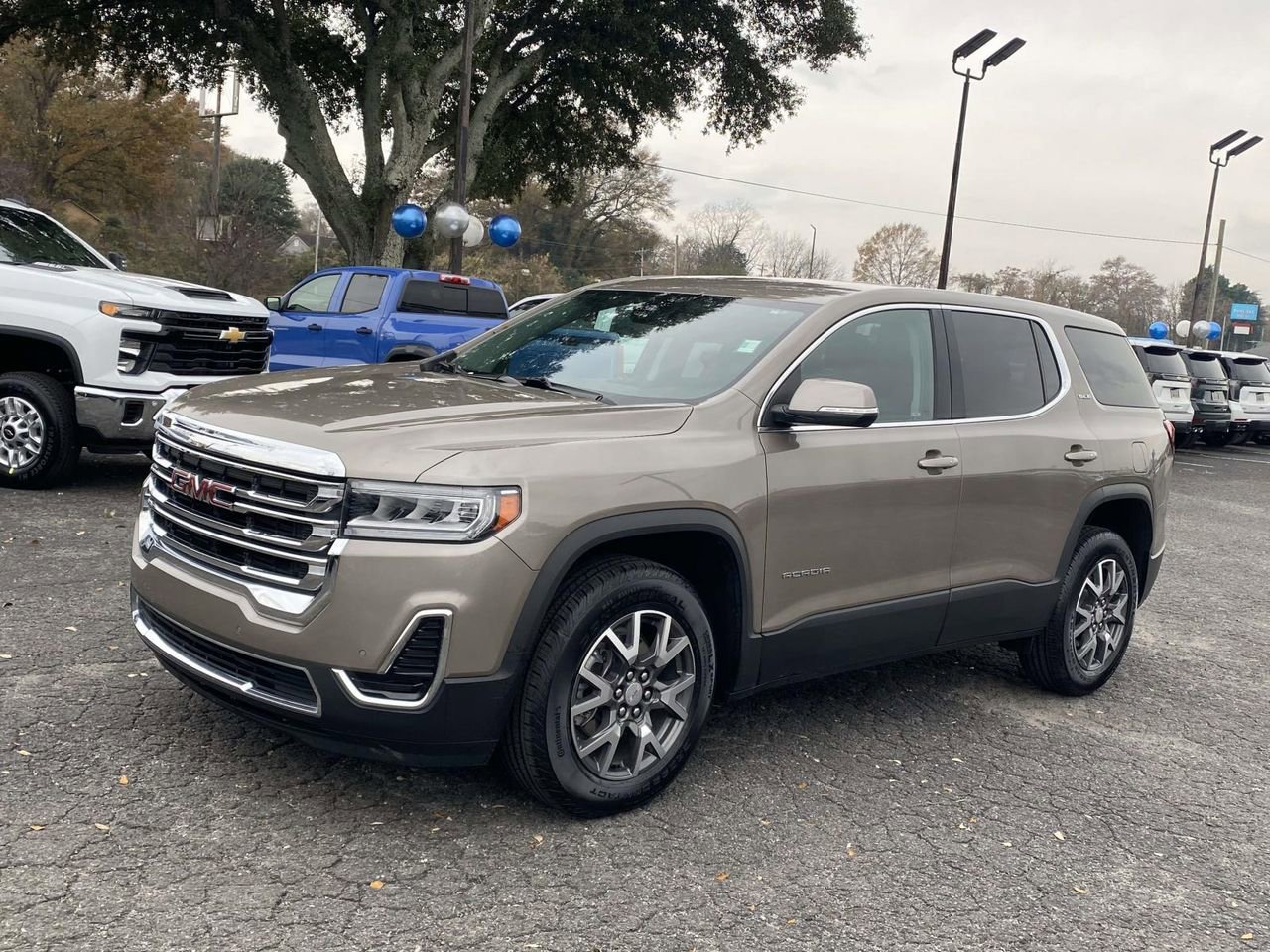 Used 2023 GMC Acadia SLE image 3