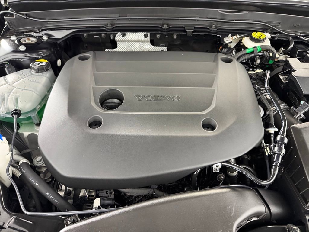 Used 2025 Volvo XC40 B5 Plus image 34