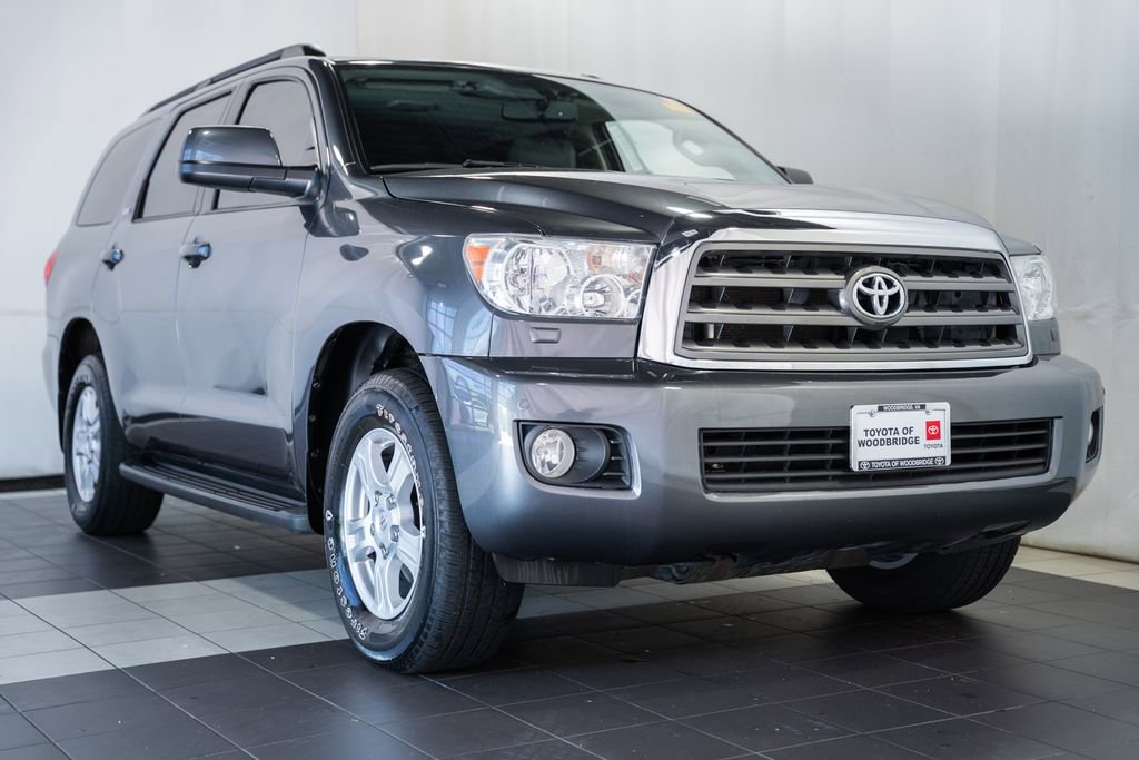 Used 2017 Toyota Sequoia SR5 w/ Premium Package AWD/4WD image 1