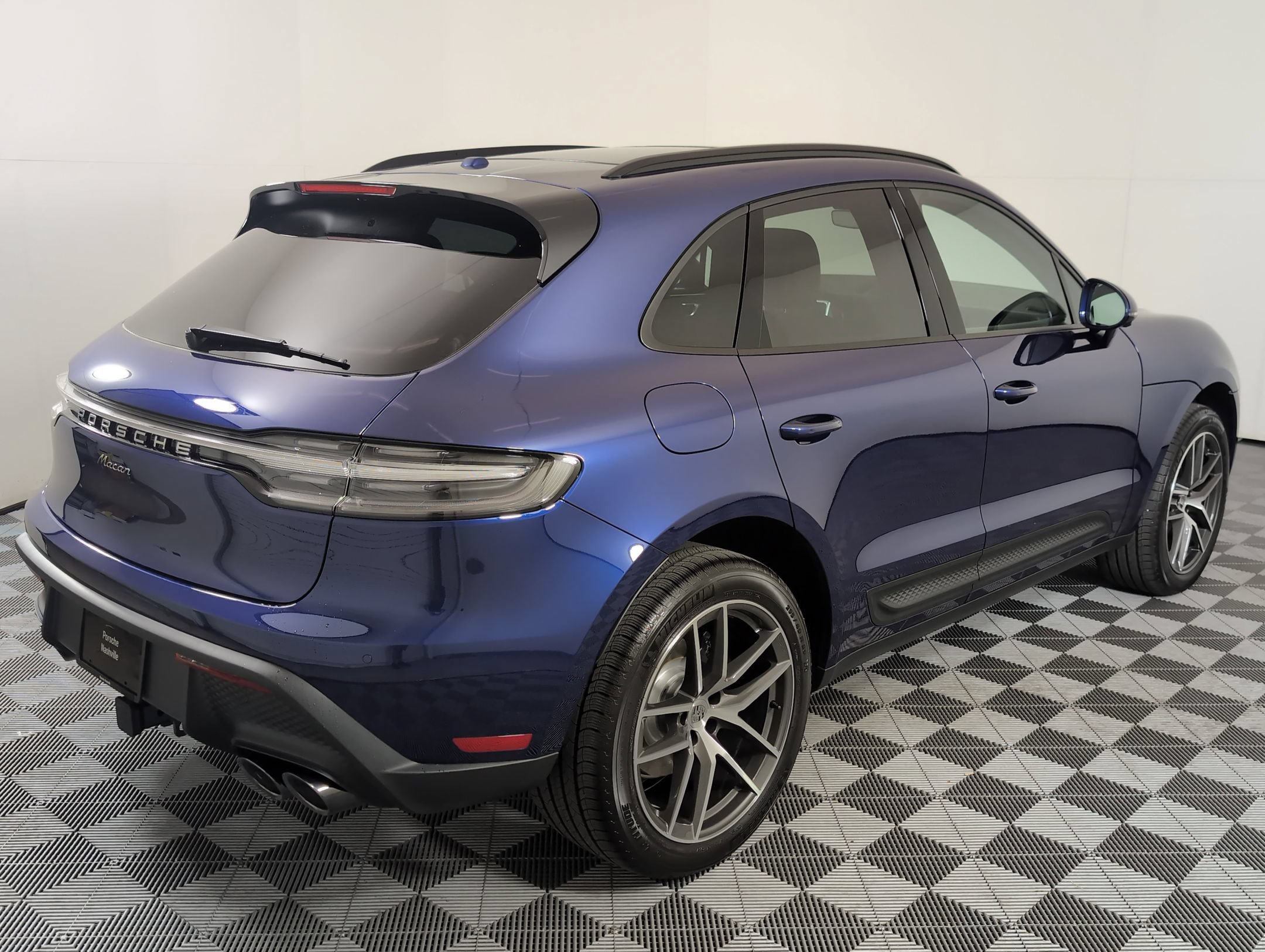Certified 2025 Porsche Macan AWD/4WD image 8