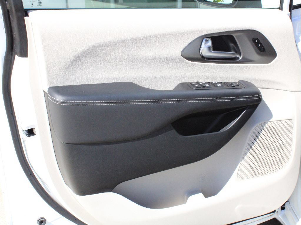 Used 2023 Chrysler Pacifica Touring-L AWD/4WD image 9