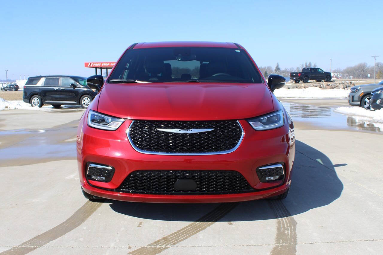 Used 2025 Chrysler Pacifica Select FWD image 2